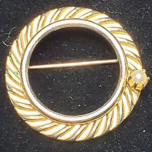 Twist Round Circle Faux Pearl Minimalist Gold Tone Unsigned Brooch 1.25" Vtg